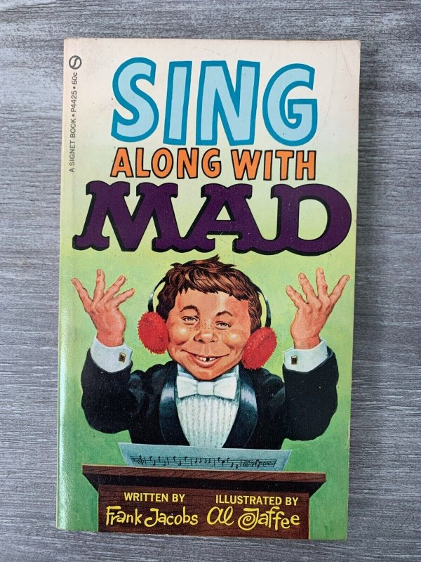 1970 Sing Along with MAD by Frank Jacobs FN 6.0 Signet P4425 Paperback (1970), raw comic book in FN 6.0 condition — front cover