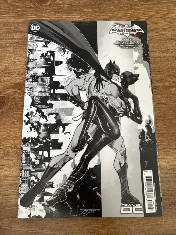 Batman Catwoman the Gotham War #1 (DC Comics), raw comic book in NM condition — front cover
