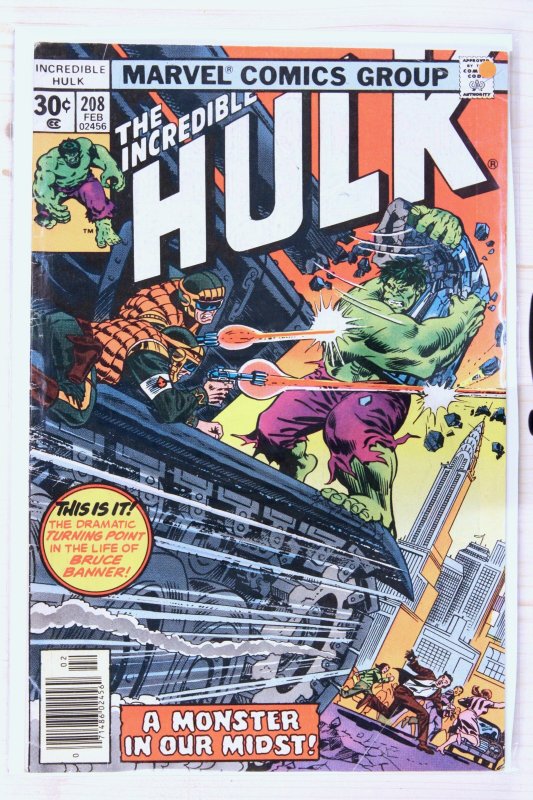 The Incredible Hulk #208 (Marvel Comics, 1977), raw comic book in FN- 5.5 condition — front cover