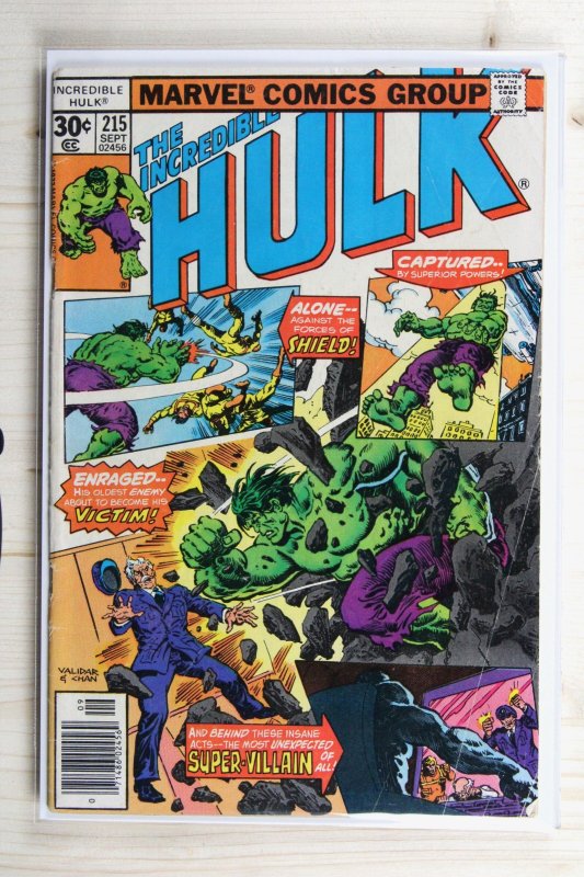 The Incredible Hulk #215 (Marvel Comics, 1977), raw comic book in FN/VF 7.0 condition — front cover