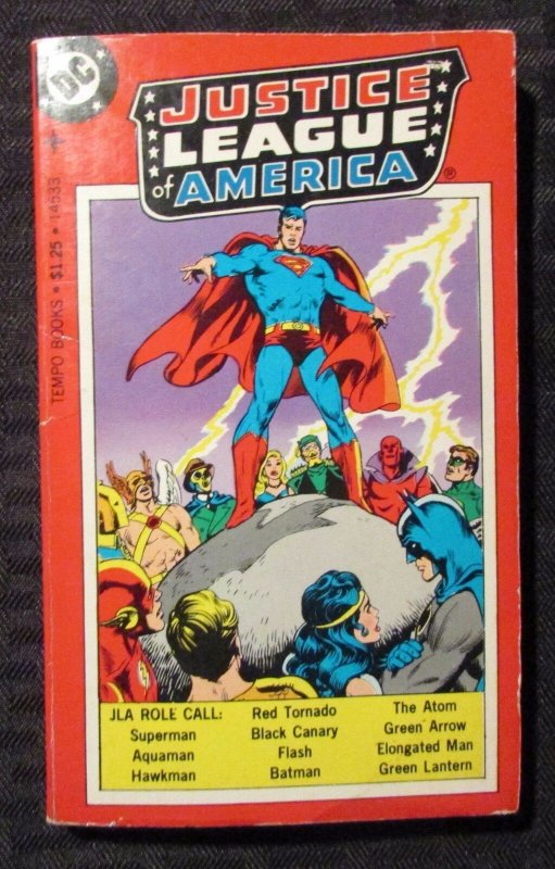 1977 Justice League OF America Tempo Paperback Vg/fn 5.0 Superman Batman (1977), raw comic book in VG/FN 5.0 condition — front cover